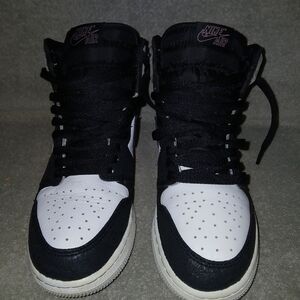 Nike Women's Black and White Athletic Shoes